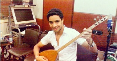 أحمد جمال فى منزل الموسيقار الراحل عمار الشريعى مع آلة الصاز التركى