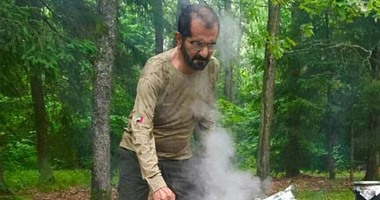 حاكم دبى ينشر صورة أثناء تجهيزه الطعام على النار فى رحلة مع أصدقائه