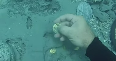 الدنيا حظوظ.. أسرة أمريكية تجد كنزا بمليون دولار تحت الماء فى رحلة غطس