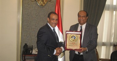 "المصرى لحقوق الإنسان" يكرم  بدر عبد العاطى المتحدث باسم وزارة الخارجية