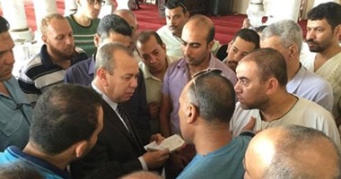 محافظ دمياط يقود حملة لإزالة القراميط السامة من ترعة السلام