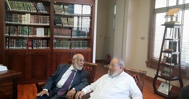فى أول ظهور له بعد شائعة وفاته.. زغلول النجار يلتقى القرضاوى بالدوحة