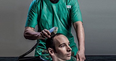 جدل أخلاقى وطبى حول إجراء أول عملية زراعة رأس بشرى فى جسم آخر..  الأطباء: لو العملية نجحت معناه إننا بنعمل إنسان تانى وربط الرأس بجسم آخر مستحيل.. ونقيب الأطباء "هذا جنون وتهريج"