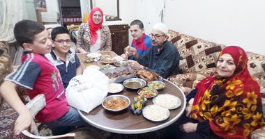 المفرج عنهم بقرار الرئيس يولدون من جديد.."اليوم السابع" يرصد فرحة الأهالى على موائد الإفطار.. الأباء: نرجو العفو عن المزيد.. ووالدة أحد المفرج عنهم: دعوت الله فك سجن ابنى وشفاء الآخر فأتانى بهما جميعا