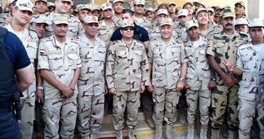 بالصور.. السيسى يتفقد أسلحة الإرهابيين المضبوطة فى سيناء ويصافح الجنود