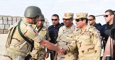 بعد زيارة السيسى لشمال سيناء مرتدياً الزى العسكرى.. القوى السياسية: الرئيس يواجه 3 رسائل للعالم فى زيارته.. ومفادها: أرض الفيروز آمنة.. وسيناء تحت سيطرة الجيش المصرى.. ورفع الروح المعنوية للجنود