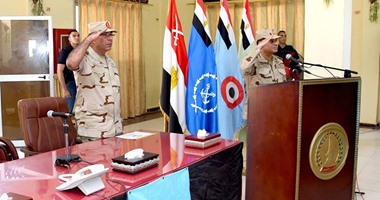 السيسى يؤدى التحية العسكرية للجنود وأُسر الشهداء