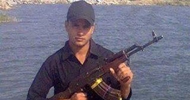 بالصور.. أسرة المجند عبد الرحمن غريق أمن موانئ بورسعيد.. جثمانه ظل بالمياه 36 ساعة.. والده: الصيادون هم من أخرجوا الجثة من البحيرة لوجه الله.. شقيقه: الداخلية لم ترسل لنا مندوبا يمشى فى جنازته