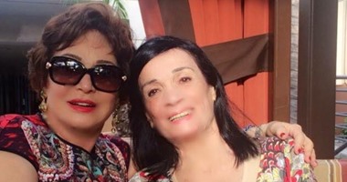 لبلبة تنشر صورتها بصحبة شقيقتها المقيمة بأمريكا