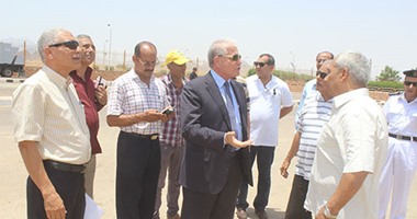بالصور..محافظ جنوب سيناء يتفقد ملعب القرية الشبابية 