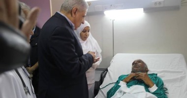 بالصور.. محلب يتفقد الأوضاع الأمنية بشمال سيناء ويزور المصابين المدنيين فى حادث الشيخ زويد الإرهابى.. رئيس الوزراء: أشعر بالأمان وأنا فى العريش وأهالى سيناء خط الدفاع الأول عن مصر