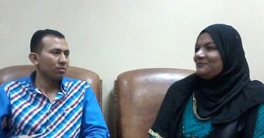 أشهر سيدة مسحراتية بالقاهرة: أنا ست بمليون راجل ومش بخاف من الضلمة ولا صوت الكلاب.. بدق على طبلة عشان أصحى البهجة والفرحة فى قلوب الناس فى رمضان.. وتؤكد: مهنتنا مش هتنقرض لأنها مرتبطة بالشهر الكريم