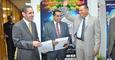 رئيس جامعة القناة يسلم قرارات تعيين النواب الجدد
