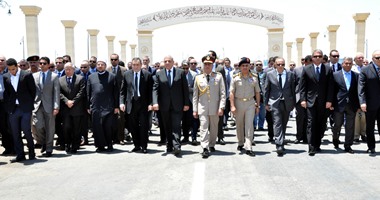 محلب ووزراء الدفاع والأوقاف والشباب والإنتاج الحربى يتقدمون الجنازة العسكرية لـ عبد القادر حاتم.. جثمان وزير إعلام حرب أكتوبر موشحا بعلم مصر على عربة مدفع.. ورئيس الوزراء يصافح أسرة الفقيد ويقدم العزا