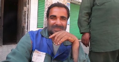 بالفيديو .. عامل نظافة لـ”الحكومة”: “أنتوا عارفين أن الزبال متبهدل فى البلد”