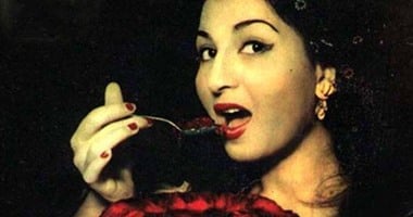 فى صورة نادرة.. نعيمة عاكف تأكل "الجيلى"