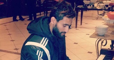 الفنان باسم مرسى يعزف منفرداً على" البيانو"