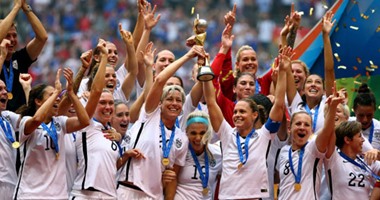 سيدات منتخب أمريكا يطالبن بالمساواة بالرجال