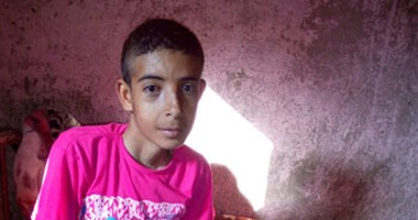بالفيديو والصور.. مأساة طالب ثانوى بأبو المطامير بالبحيرة يعانى العجز والفقر..  محمد: حلم حياتى كرسى بالكهربا يرحمنى من البهدلة بركب 3 مواصلات عشان أروح المدرسة