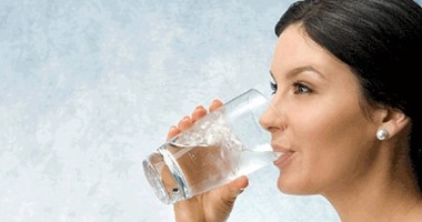 5 فوائد لشرب الماء الدافئ صباحا.. أهمها التخلص من الإمساك
