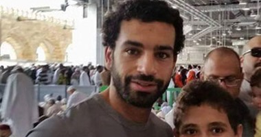 جمهور محمد صلاح يلتقط صورا تذكارية معه أثناء قضاء العمرة