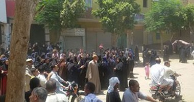 بالصور.. بنى سويف تودع شهيدين من أبنائها ضحايا الإرهاب.. الحزن يسود قريتى تزمنت وابشنا.. الأهالى يشيعون جثمانيهما فى جنازة مهيبة.. ووالدة المصرى: ترك أبنائه الثلاثة وكنت مستنيه العيد عشان أشوفه