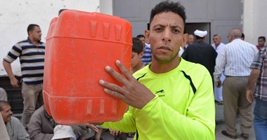 بالصور.. العطش المتنقل بين قرى ومدن وأحياء الدقهلية.. اشتباكات مسلحة بسبب "مياه الشرب"..  ومواطن: وعود المسئلين بحل الأزمة "طلعت فنكوش".. ومالك مخبز: "أكل عيشنا واقف وحالنا متعطل"