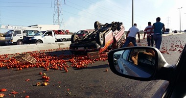بالصور.. انقلاب سيارة نصف نقل محملة بالطماطم على الطريق الدولى الساحلى