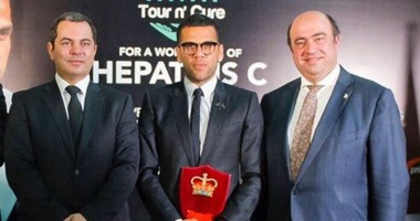 دانى ألفيس يتبرع لعلاج ألف برازيلى باستخدام دواء مصرى