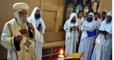  الأقباط يحتفلون بعشية عيد الرسل..والكهنة يطيبون رفاتهم بالكنيسة البطرسية