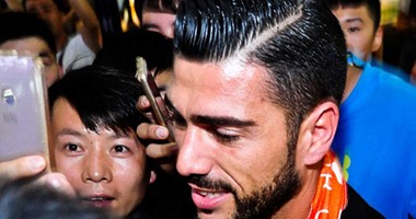 بالصور.. جماهير الصين تستقبل نجم المنتخب الإيطالى وصديقته بالورود