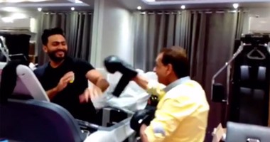 بالفيديو.. محمد السبكى يتقمص دور سلفستر ستالون ويصارع تامر حسنى