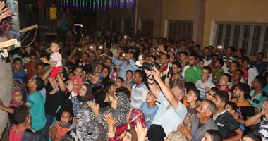 استقبال حاشد للمصرين المحررين من الاختطاف بليبيا..أغانى وزغاريد وألعاب نارية بقرية البقلية فى الدقهلية..أحد العائدين:العصابة تابعة لداعش والمخابرات أنقذتنا من الموت..وأخر:كان يقدم لنا الطعام كل 4 أيام