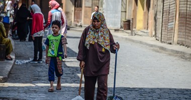 عاملو نظافة المعز .. الجندى المجهول وراء تحول الشارع لقطعة من أوروبا