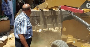 صحافة المواطن.. بالصور.. حملة لإزالة إشغالات الباعة الجائلين بإدفو فى أسوان