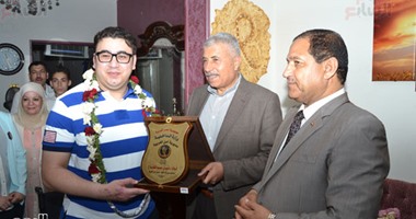بالصور.. محافظ الغربية يهدى درع المحافظة للنقيب الكومى