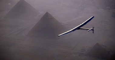 قائد "سولار إمبالس 2" يحتفل بتحليق الطائرة الشمسية فوق الأهرامات