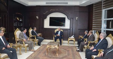 محافظ البحر الأحمر يبحث سبل القضاء على مشاكل التسريب البترولى بشواطئ المحافظة