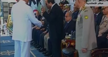 مدير الكلية البحرية يهدى السيسى مصحفاً خلال حفل تخرج البحرية والدفاع الجوى