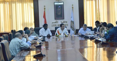 بالصور.. محافظ الأقصر يبحث مشكلات تفعيل المنطقة الصناعية بالبغدادى