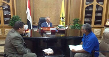 محافظ شمال سيناء يلتقى والد شهدى قذيفة صاروخية.. ويمنح الأسرة شقة بحى الزهور
