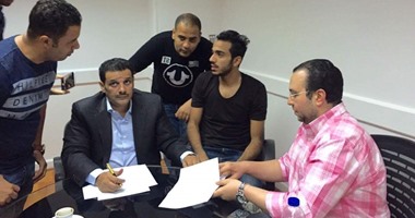 بالصور .. محمود كهربا يوقع عقود الإعارة لاتحاد جدة السعودى