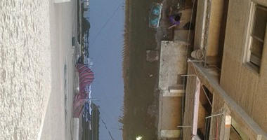 بالصور.. مياه الصرف تغرق شارع رضا بحدائق المعادى وتحاصر المنازل من الداخل