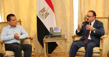 بالصور.. وزير الاتصالات يبحث مع شركة صينية إنشاء مصنع للهواتف فى مصر