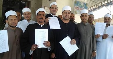 بالفيديو والصور.. غالبية خطباء المحافظات يرفضون الالتزام بالخطبة المكتوبة ويلتزمون بموضوعها..  وأئمة الإسكندرية ينفذون قرار الوزير فى معقل السلفيين.. والأوقاف: نحافظ على شبابنا من الأفكار المسمومة