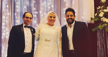 حماقى يفى بوعده ويحضر حفل زفاف "كهرمانة" تلبية لدعوتها له على "فيس بوك"