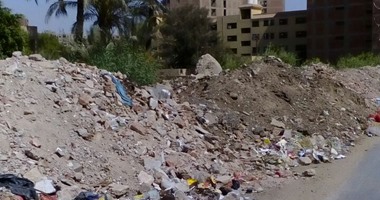 بالصور .. مخلفات المبانى تحاصر طريق " كرداسة _ المريوطية" فى الجيزة وتتسبب فى تكرار الحوادث
