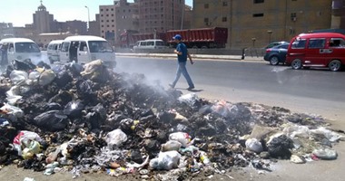 بالصور.. مقالب القمامة تغزو الطريق الدائرى بالمريوطية فى الجيزة