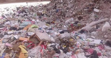 بالصور..المخلفات تحاصر مدرسة ابتدائى بشارع الصرف الصحى فى الخصوص