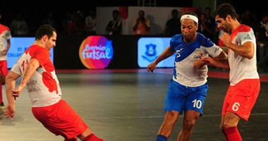 بالصور.. مشاركة رونالدينيو وجيجز فى دورى الصالات الهندى